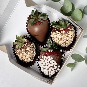 Клубника в молочном шоколаде и посыпкой 4 штуки Клубника в молочном шоколаде и посыпкой 4 штуки