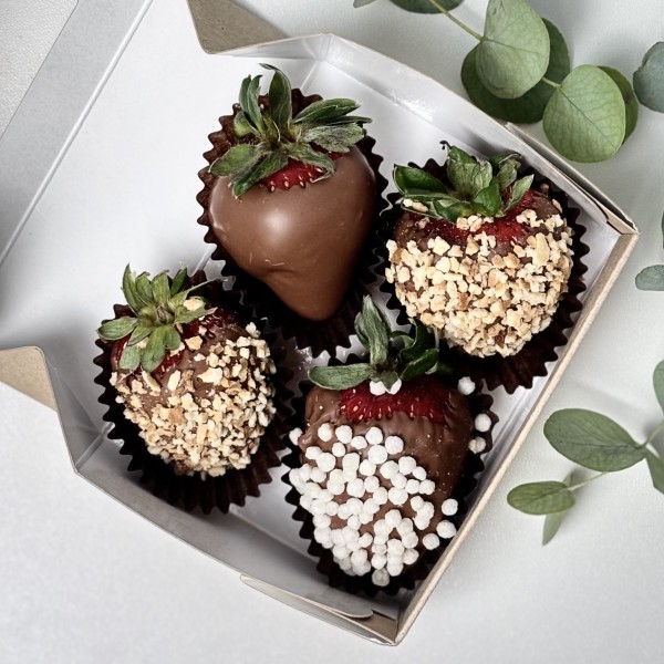 Клубника в молочном шоколаде и посыпкой 4 штуки