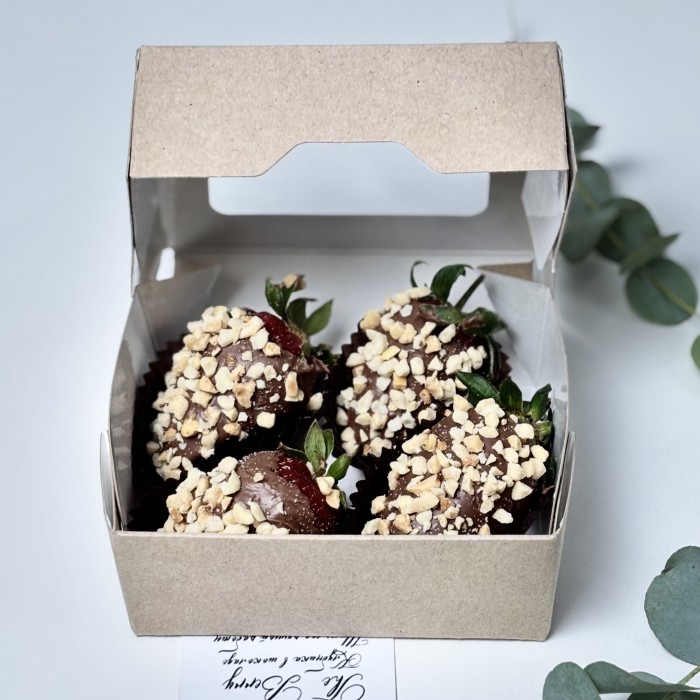 Клубника в молочном шоколаде с орехами из 4 ягод