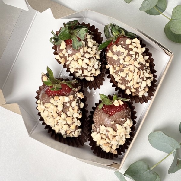 Клубника в молочном шоколаде с орехами из 4 ягод
