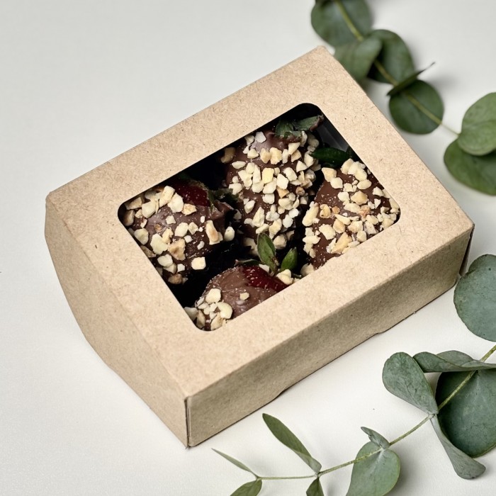 Клубника в молочном шоколаде с орехами из 4 ягод