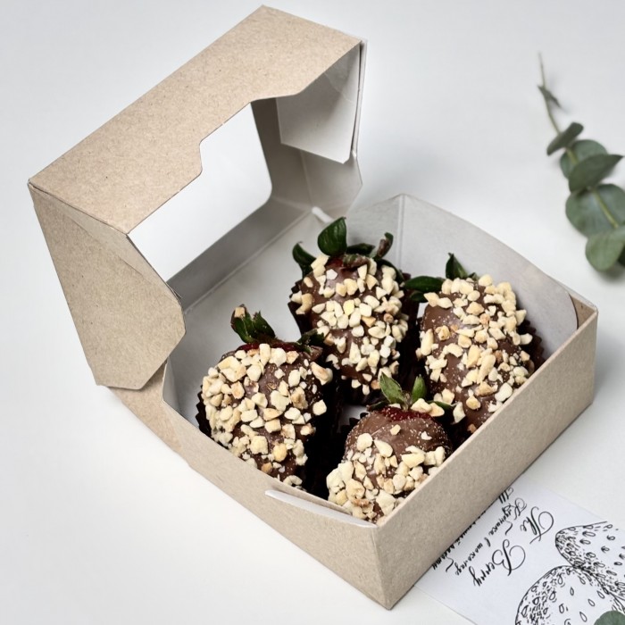 Клубника в молочном шоколаде с орехами из 4 ягод