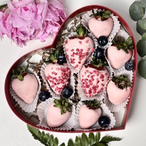 Клубника в розовом шоколаде малиновые сны с голубикой 9 ягод Клубника в розовом шоколаде малиновые сны с голубикой 9 ягод