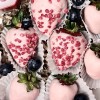 Клубника в розовом шоколаде малиновые сны с голубикой 9 ягод