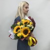 Букет с подсолнухами и желтой розой