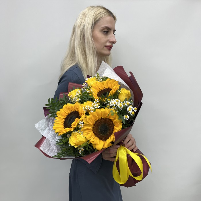 Букет с подсолнухами и желтой розой