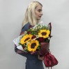 Букет с подсолнухами и красной розой