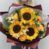 Букет с подсолнухами и ромашкой