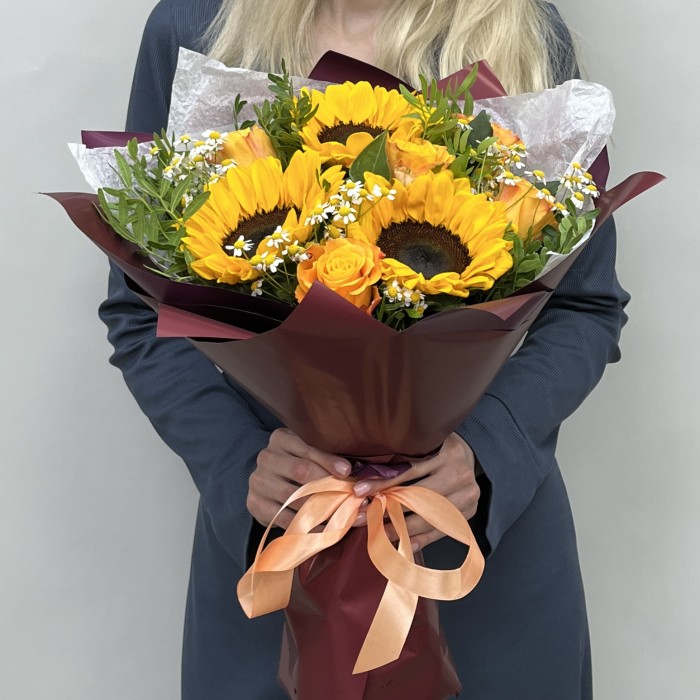 Букет с подсолнухами и ромашкой