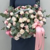 15 кустовых роз Рефлекс с эвкалиптом в корзине