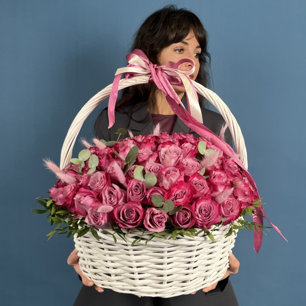 101 сиреневая роза Дип Перпл с лагурусом в корзине