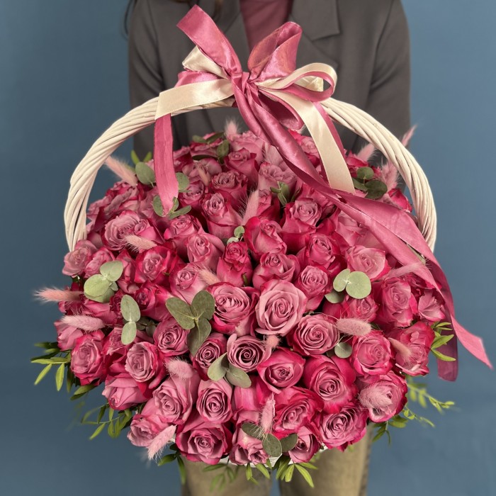 101 сиреневая роза Дип Перпл с лагурусом в корзине