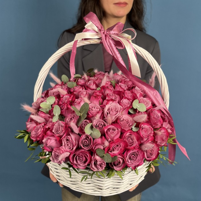 101 сиреневая роза Дип Перпл с лагурусом в корзине