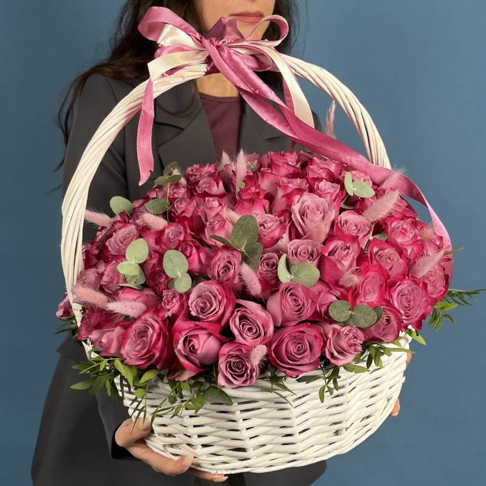 101 сиреневая роза Дип Перпл с лагурусом в корзине