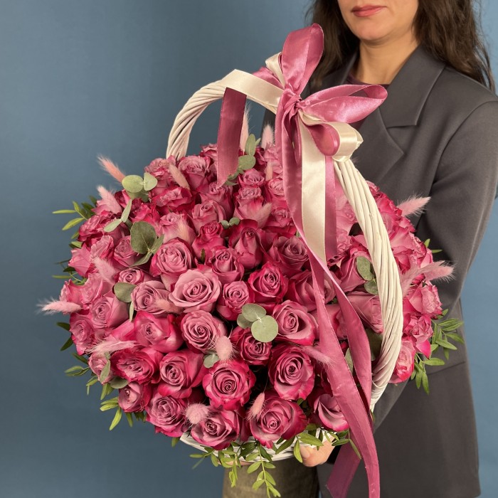 101 сиреневая роза Дип Перпл с лагурусом в корзине