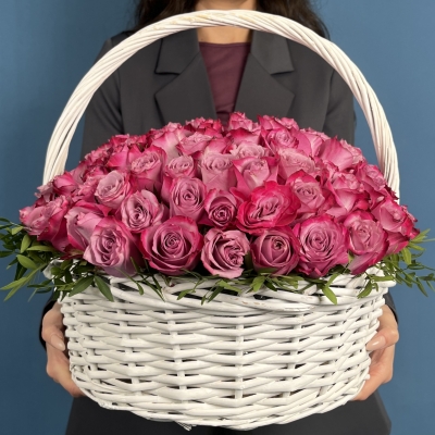 101 сиреневая роза Дип Перпл в корзине