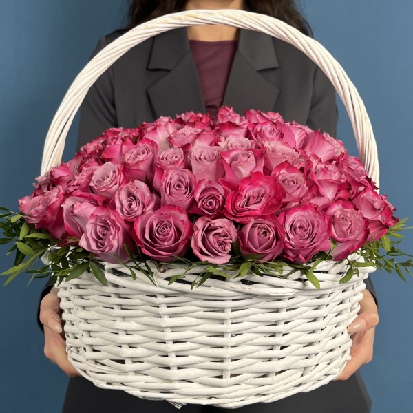 101 сиреневая роза Дип Перпл в корзине