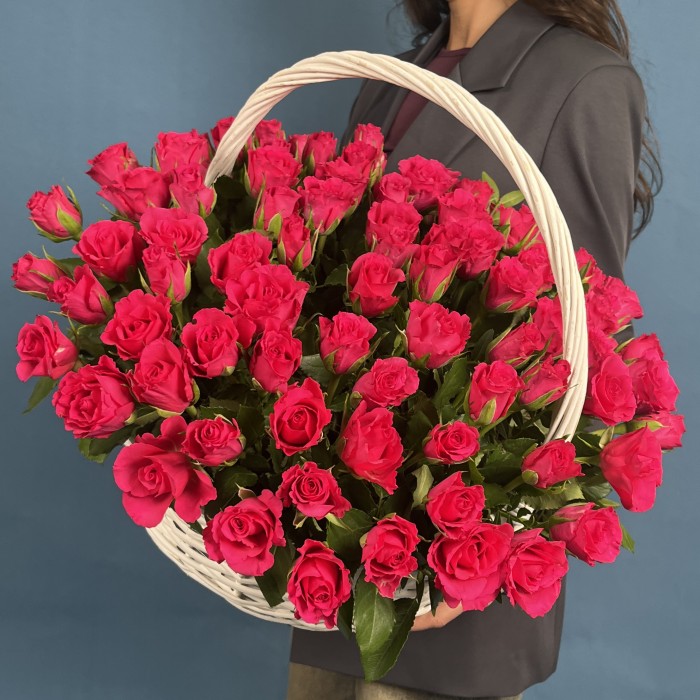 101 малиновая роза Вайлд Калипсо в корзине
