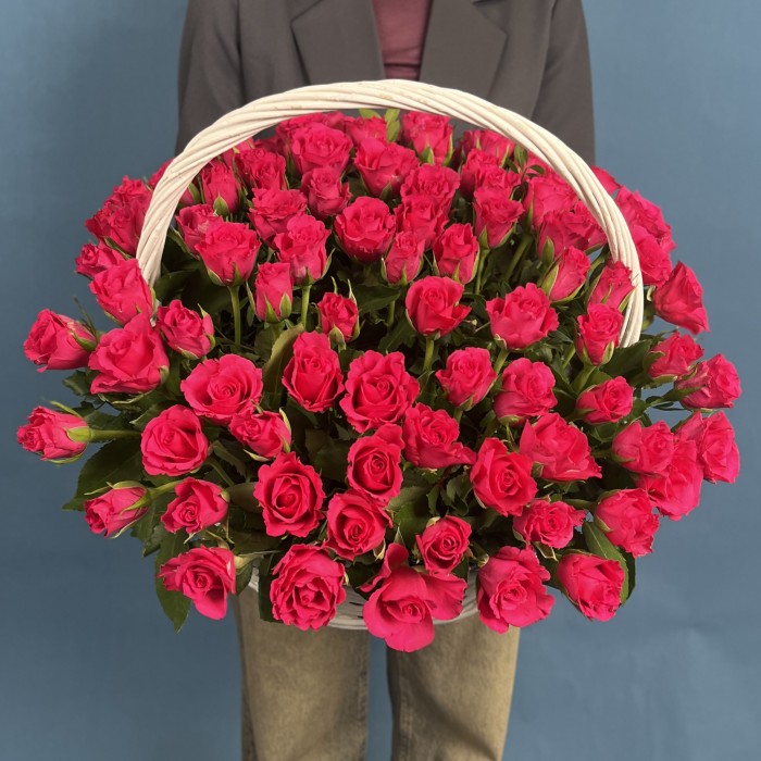 101 малиновая роза Вайлд Калипсо в корзине
