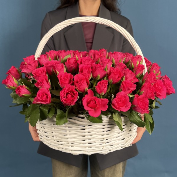 101 малиновая роза Вайлд Калипсо в корзине
