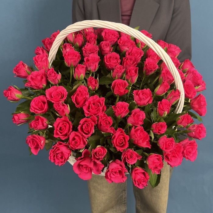 101 малиновая роза Вайлд Калипсо в корзине