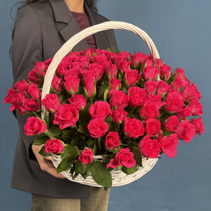 101 малиновая роза Вайлд Калипсо в корзине
