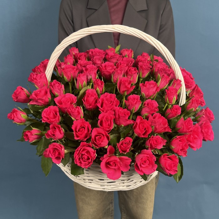 101 малиновая роза Вайлд Калипсо в корзине