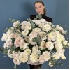 101 ранункулюс Ханой в корзине с эвкалиптом
