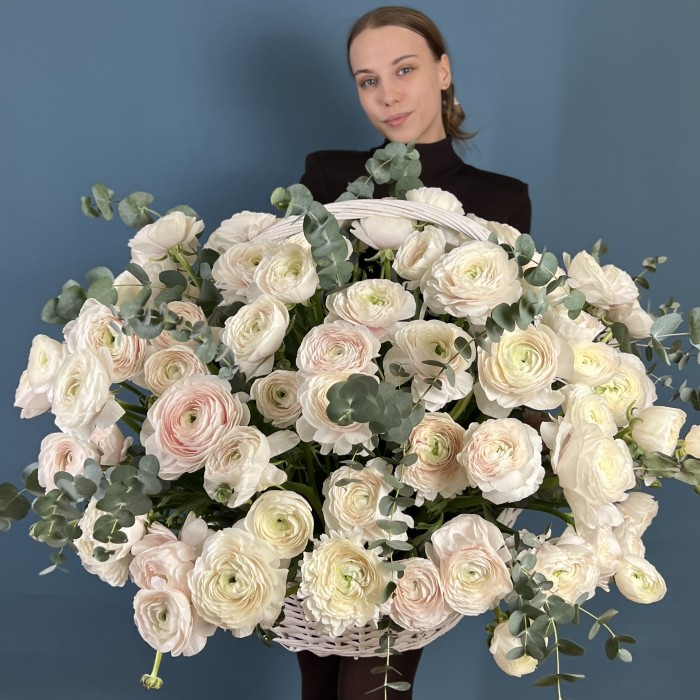 101 ранункулюс Ханой в корзине с эвкалиптом