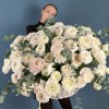 101 ранункулюс Ханой в корзине с эвкалиптом
