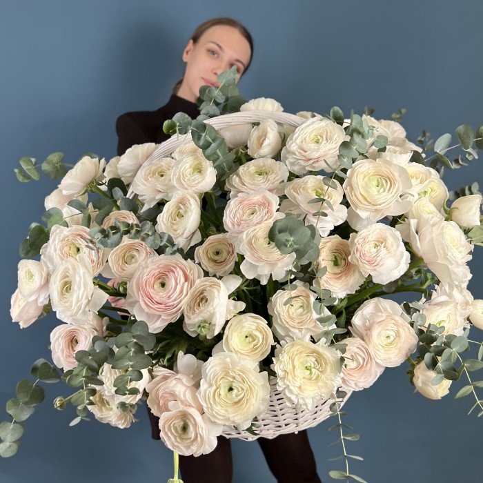 101 ранункулюс Ханой в корзине с эвкалиптом