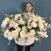 101 ранункулюс Ханой в корзине с эвкалиптом
