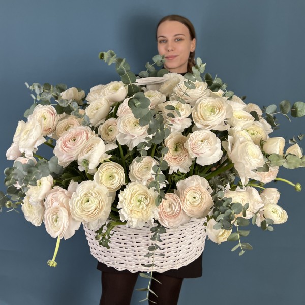 101 ранункулюс Ханой в корзине с эвкалиптом