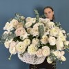 101 ранункулюс Ханой в корзине с эвкалиптом