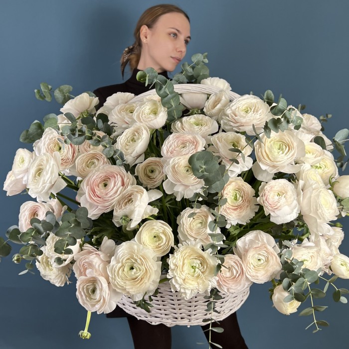 101 ранункулюс Ханой в корзине с эвкалиптом