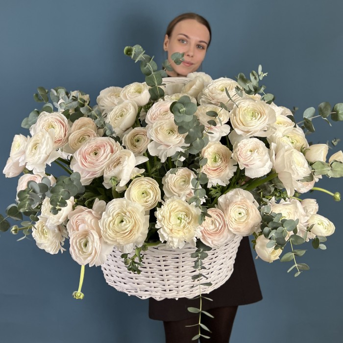 101 ранункулюс Ханой в корзине с эвкалиптом