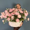 101 розовый ранункулюс в корзине с эвкалиптом