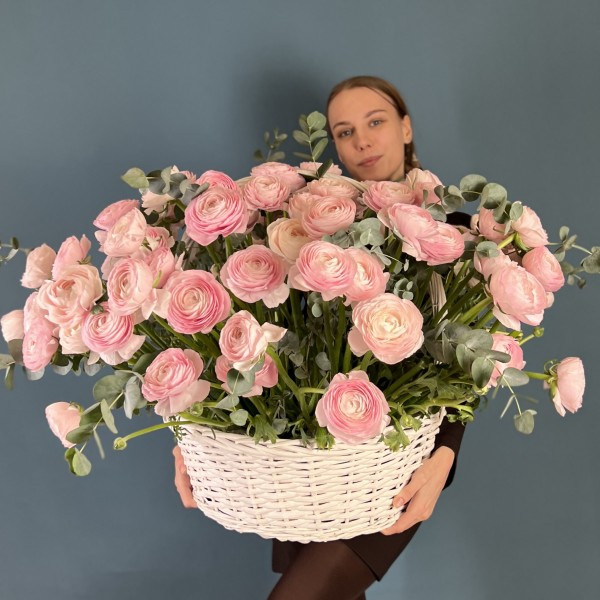 101 розовый ранункулюс в корзине с эвкалиптом