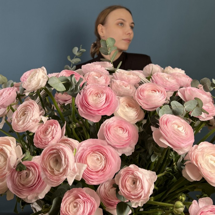 101 розовый ранункулюс в корзине с эвкалиптом