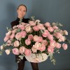 101 розовый ранункулюс в корзине с эвкалиптом