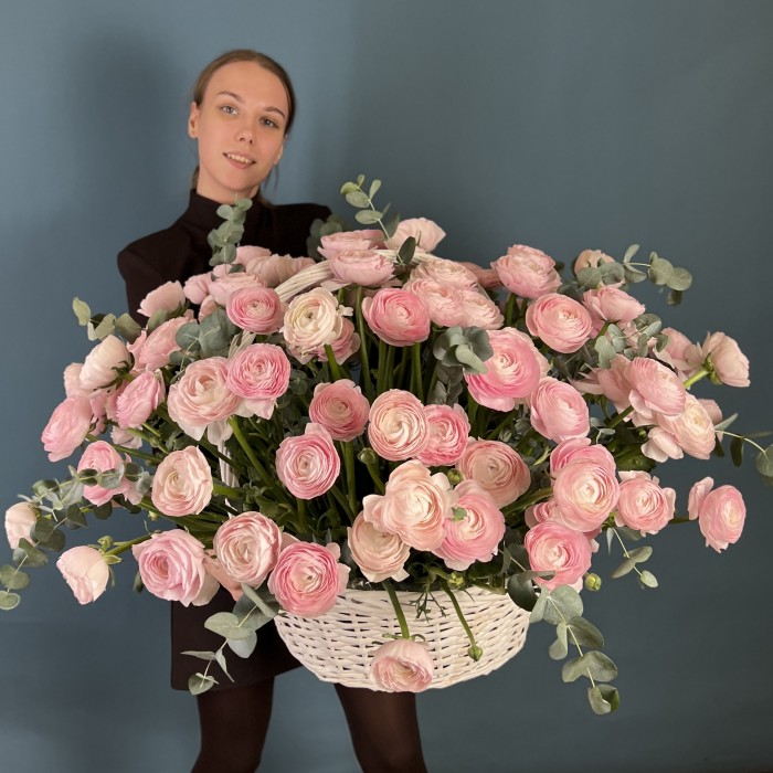 101 розовый ранункулюс в корзине с эвкалиптом