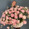 101 розовый ранункулюс в корзине с эвкалиптом