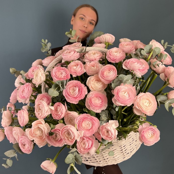 101 розовый ранункулюс в корзине с эвкалиптом
