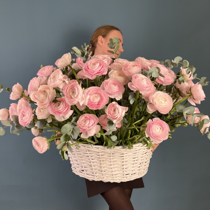 101 розовый ранункулюс в корзине с эвкалиптом