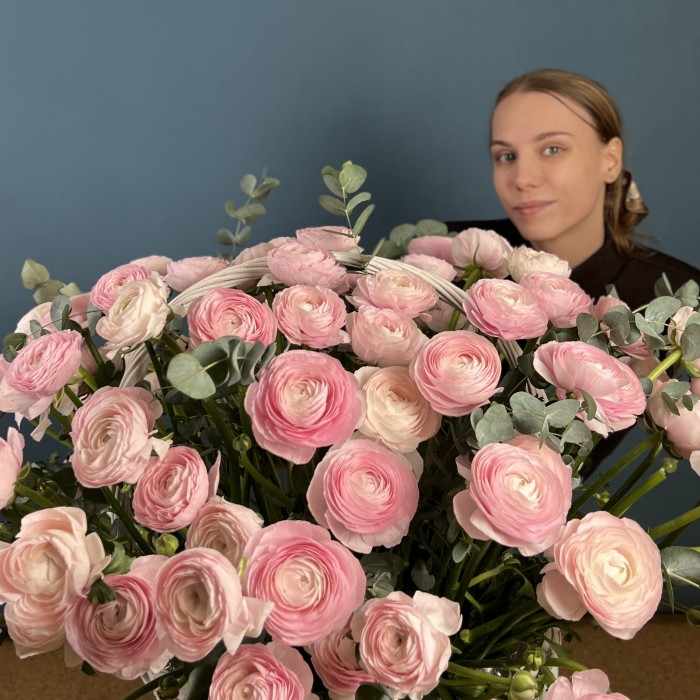 101 розовый ранункулюс в корзине с эвкалиптом