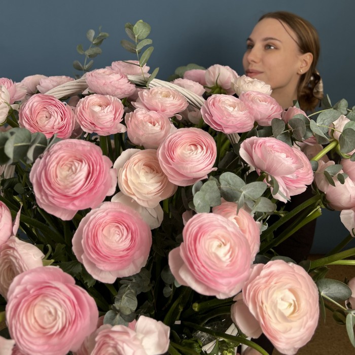 101 розовый ранункулюс в корзине с эвкалиптом