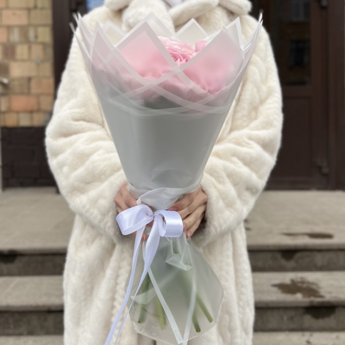 25 розовых ранункулюсов