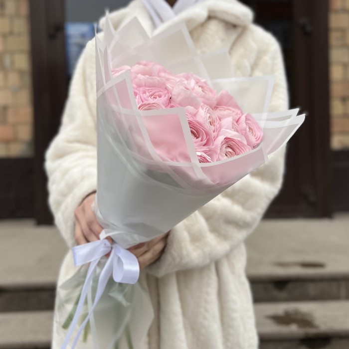 25 розовых ранункулюсов
