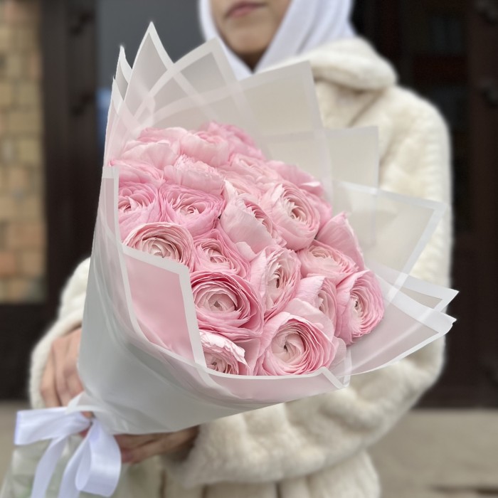 25 розовых ранункулюсов