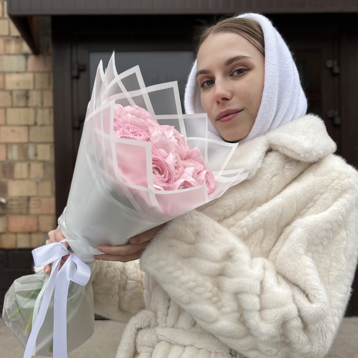 25 розовых ранункулюсов